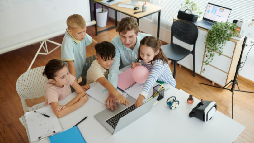 Ao discutir os desafios da tecnologia educacional, Gustavo Morceli destaca a importância de transformar ferramentas em experiências com propósito pedagógico.