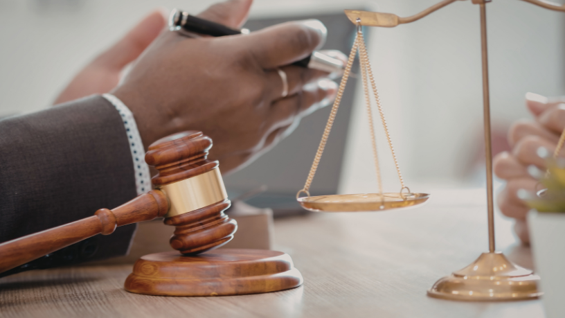 Decisão judicial interrompe norma estadual e preserva políticas de acesso nas universidades de SC