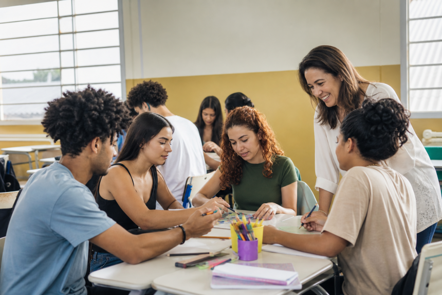 Estudantes de licenciatura participam de atividade formativa em escola pública, representando o programa Pibid