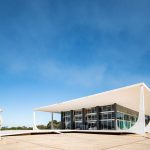 Vista do Supremo Tribunal Federal, em Brasília, sob céu azul