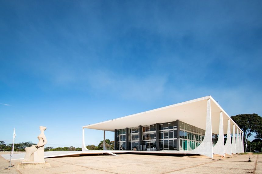 Vista do Supremo Tribunal Federal, em Brasília, sob céu azul
