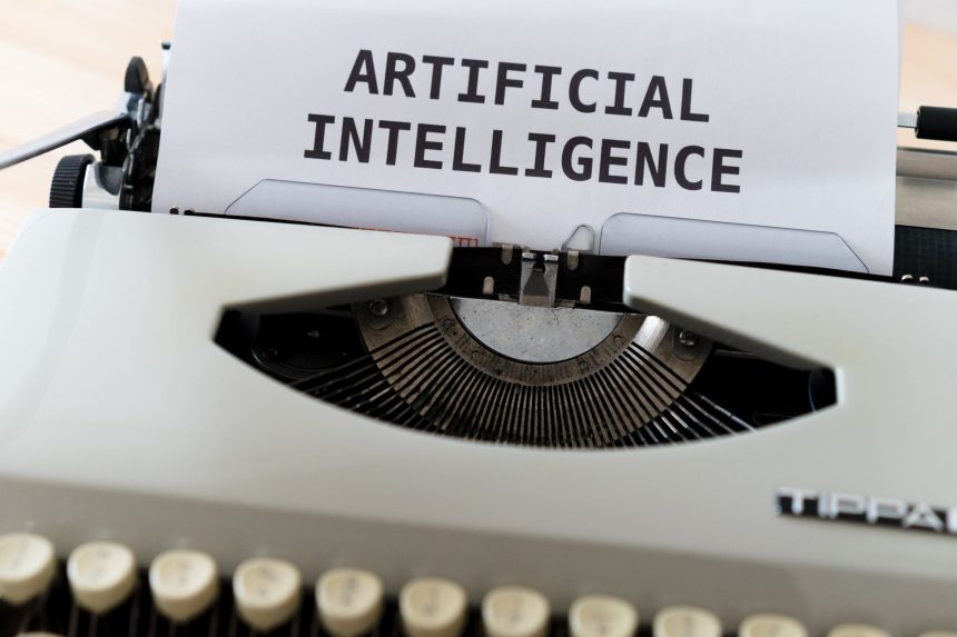 Máquina de escrever com as palavras “ARTIFICIAL INTELLIGENCE” em uma folha de papel.